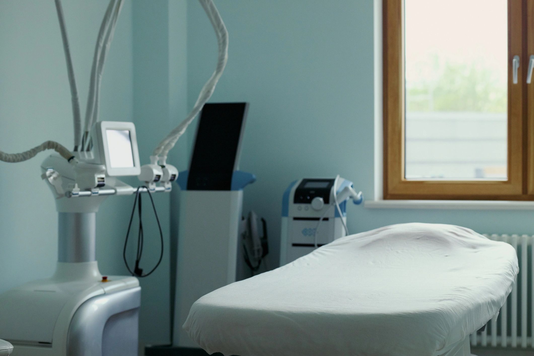Clinical treatment room with connected medical equipment
